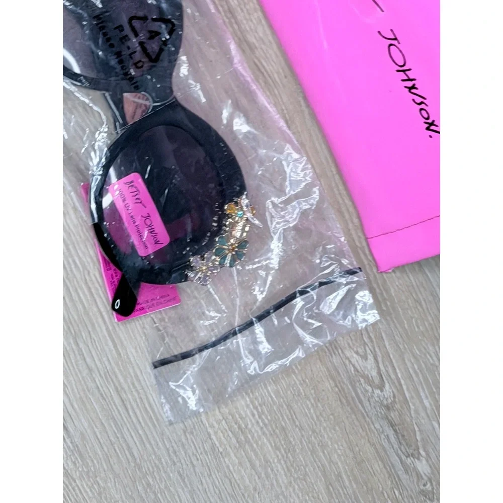 Betsey‎ Johnson Black Round Floral Embellished Sunglasses with Pink Pouch NEW